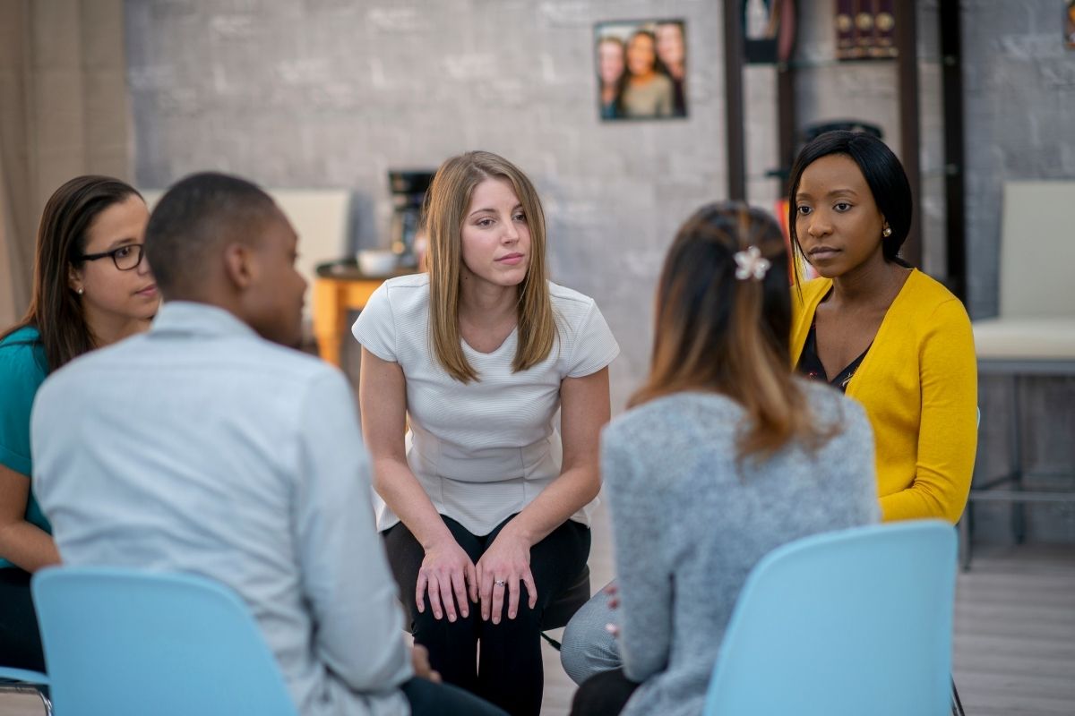 habits of rich people include keeping a tight, loyal circle